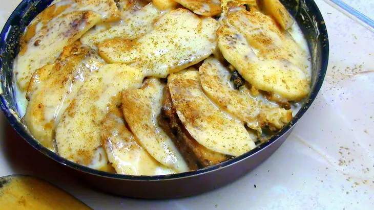 Пирог из кекса (с яблоками, корицей и молочной заливкой): шаг 5