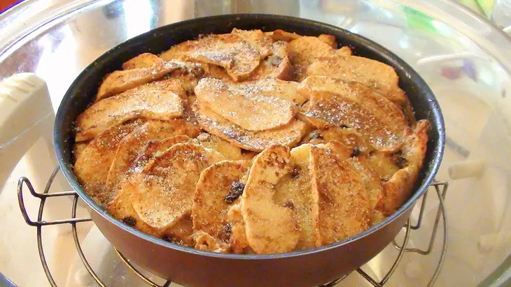 Пирог из кекса (с яблоками, корицей и молочной заливкой): шаг 6