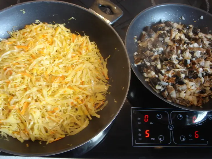 Пирог с квашеной капустой и грибами.: шаг 1