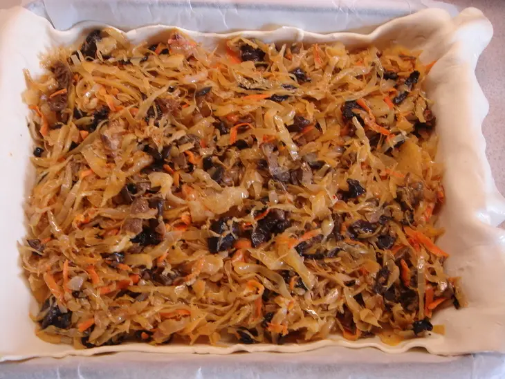 Пирог с квашеной капустой и грибами.: шаг 2