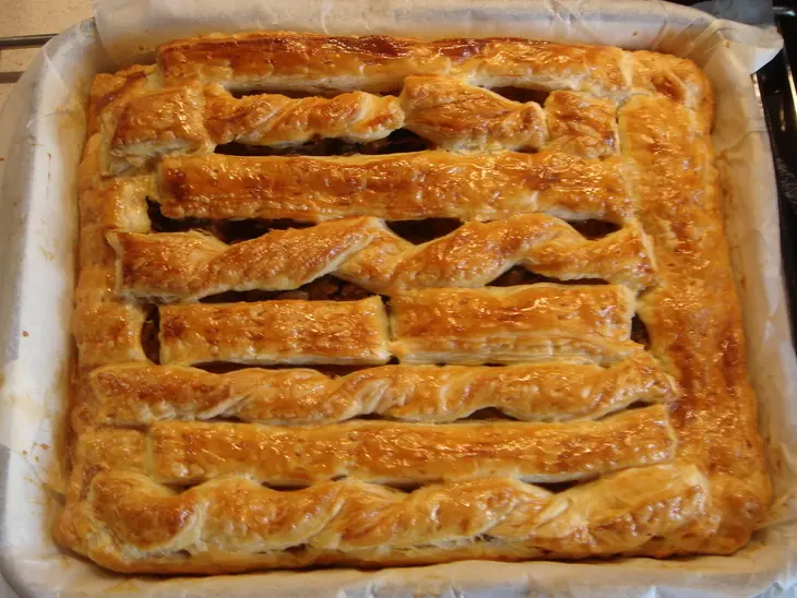 Пирог с квашеной капустой и грибами.: шаг 4