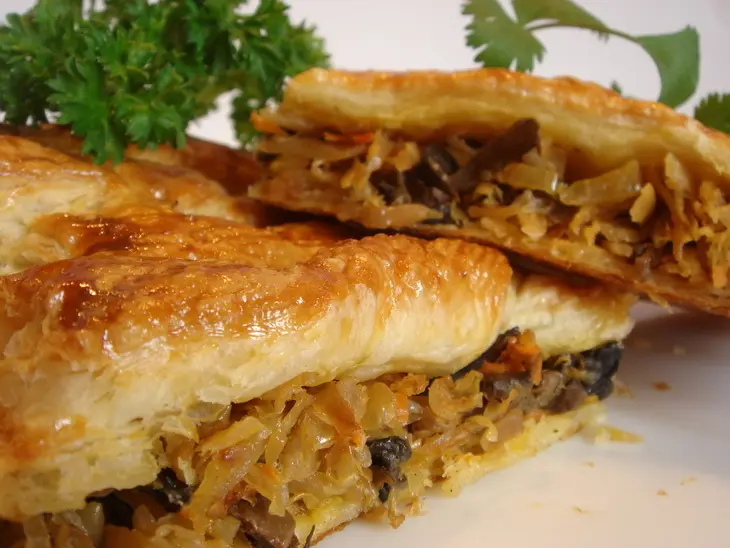 Пирог с квашеной капустой и грибами.: шаг 5