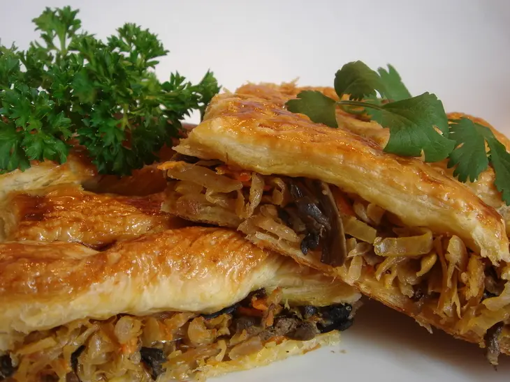 Пирог с квашеной капустой и грибами.: шаг 6