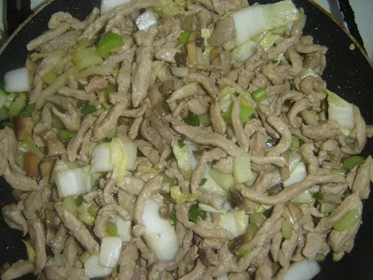 Острая свиная соломка с овощами и лапшой: шаг 8