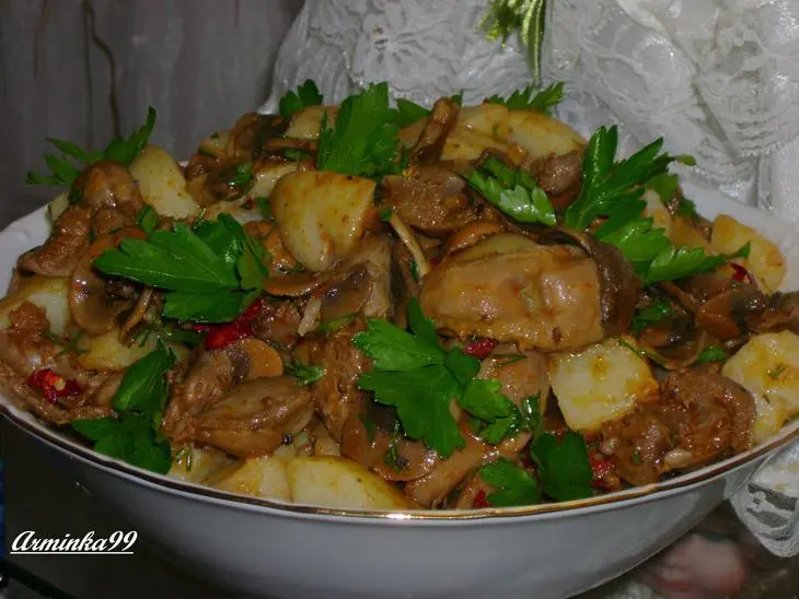 Теплый салат из куриных желудков с картофелем и грибами: шаг 8