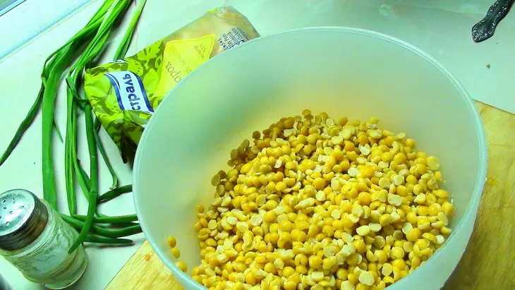 Гороховый суп пюре с сырокопчёной куриной грудкой, зелёным луком и гренками.: шаг 1