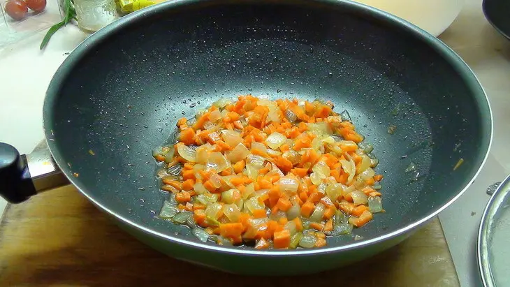 Гороховый суп пюре с сырокопчёной куриной грудкой, зелёным луком и гренками.: шаг 2