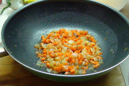 Гороховый суп пюре с сырокопчёной куриной грудкой, зелёным луком и гренками.: шаг 2