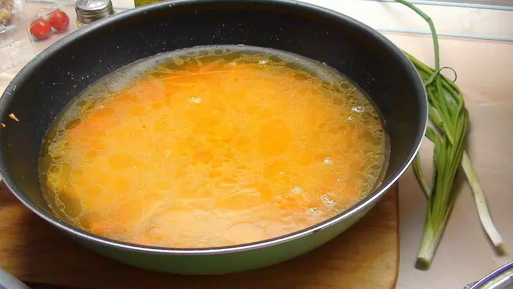 Гороховый суп пюре с сырокопчёной куриной грудкой, зелёным луком и гренками.: шаг 3