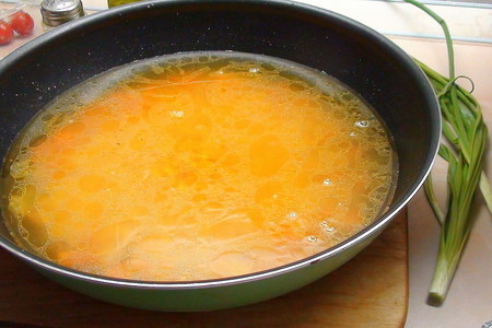 Гороховый суп пюре с сырокопчёной куриной грудкой, зелёным луком и гренками.: шаг 3