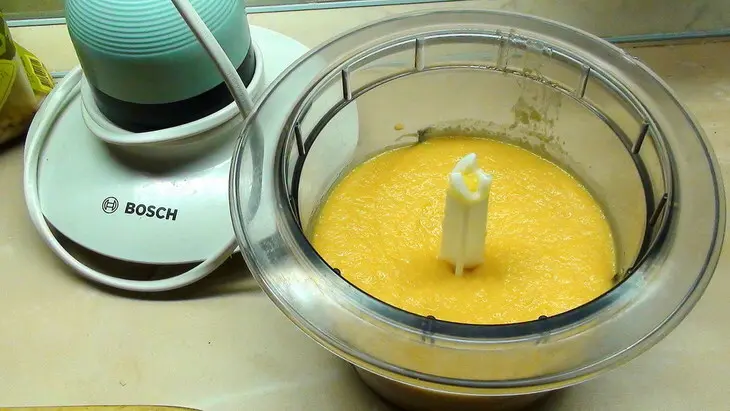 Гороховый суп пюре с сырокопчёной куриной грудкой, зелёным луком и гренками.: шаг 4