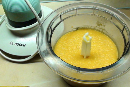 Гороховый суп пюре с сырокопчёной куриной грудкой, зелёным луком и гренками.: шаг 4