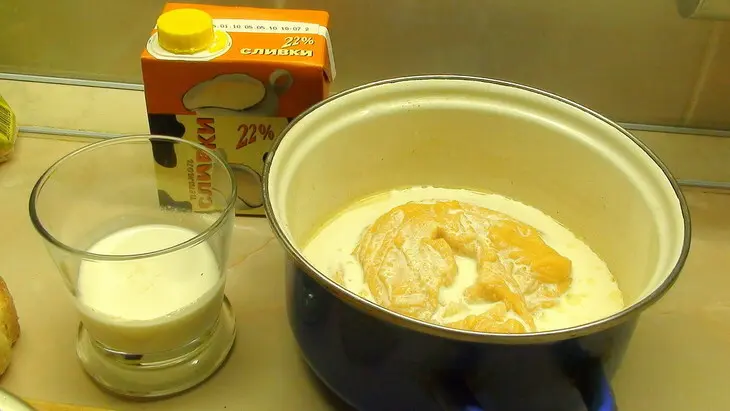 Гороховый суп пюре с сырокопчёной куриной грудкой, зелёным луком и гренками.: шаг 5