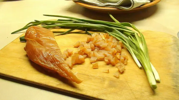 Гороховый суп пюре с сырокопчёной куриной грудкой, зелёным луком и гренками.: шаг 6
