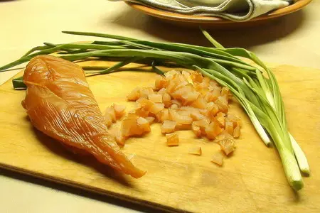 Гороховый суп пюре с сырокопчёной куриной грудкой, зелёным луком и гренками.: шаг 6