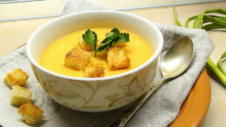 Гороховый суп пюре с сырокопчёной куриной грудкой, зелёным луком и гренками.: шаг 7