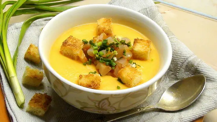 Гороховый суп пюре с сырокопчёной куриной грудкой, зелёным луком и гренками.: шаг 8