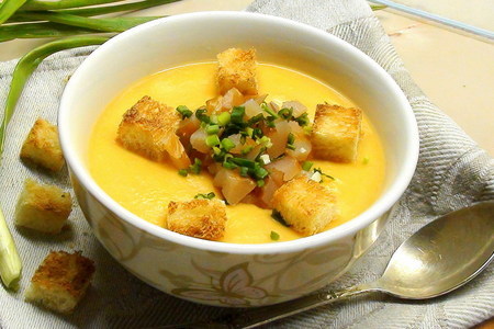 Гороховый суп пюре с сырокопчёной куриной грудкой, зелёным луком и гренками.: шаг 8
