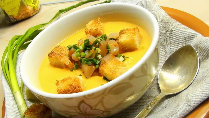 Гороховый суп пюре с сырокопчёной куриной грудкой, зелёным луком и гренками.: шаг 9