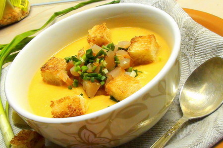 Гороховый суп пюре с сырокопчёной куриной грудкой, зелёным луком и гренками.: шаг 9