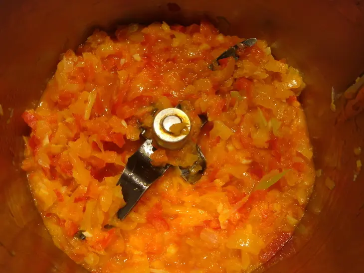 Курица или индейка тушеная с красным болг.перцем и том.соусом "tomate frito".: шаг 2