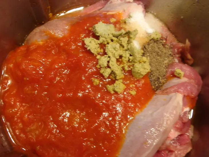 Курица или индейка тушеная с красным болг.перцем и том.соусом "tomate frito".: шаг 3