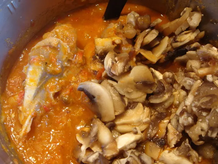 Курица или индейка тушеная с красным болг.перцем и том.соусом "tomate frito".: шаг 5