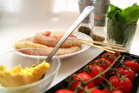 Спиральки из белой рыбы с лимонным маслом, шпинатом и томатами черри.: шаг 1