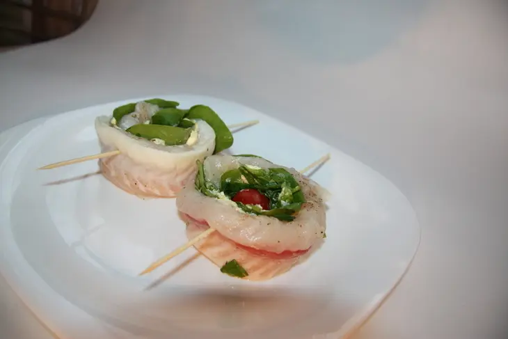 Спиральки из белой рыбы с лимонным маслом, шпинатом и томатами черри.: шаг 2