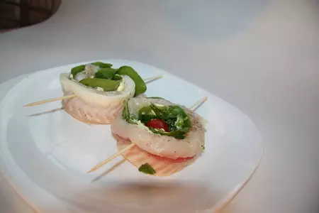 Спиральки из белой рыбы с лимонным маслом, шпинатом и томатами черри.: шаг 2