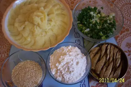 Картофельные биточки с начинкой из шпрот: шаг 1