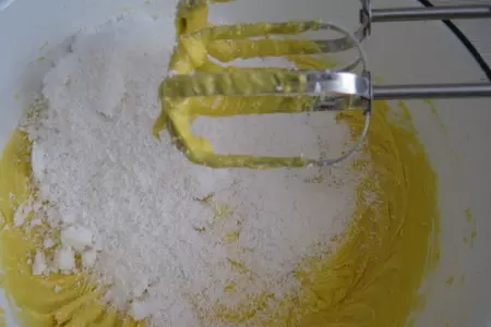 Кокосовый кекс с лимонным сиропом.: шаг 3