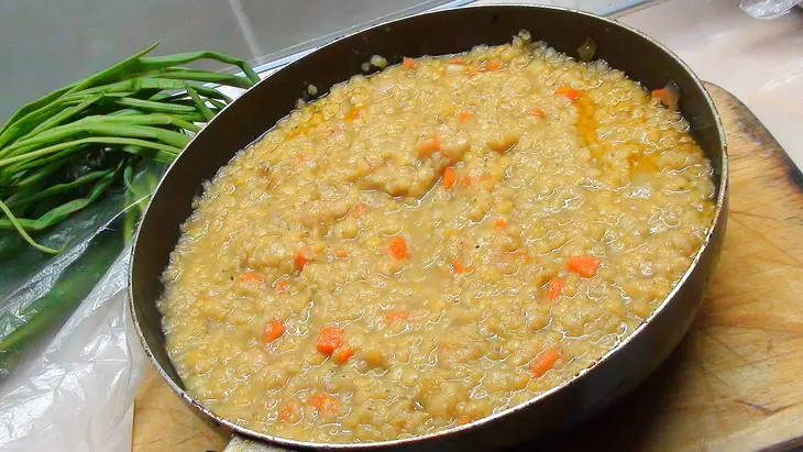 Суп пюре из чечевицы с копчёной сёмгой, зелёным луком и сухариками: шаг 2