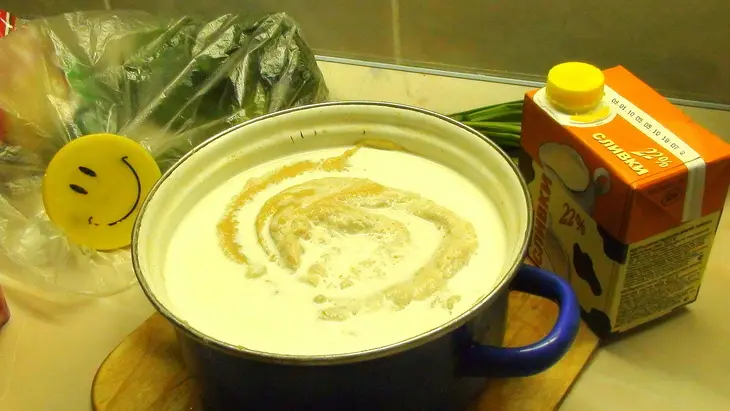 Суп пюре из чечевицы с копчёной сёмгой, зелёным луком и сухариками: шаг 3