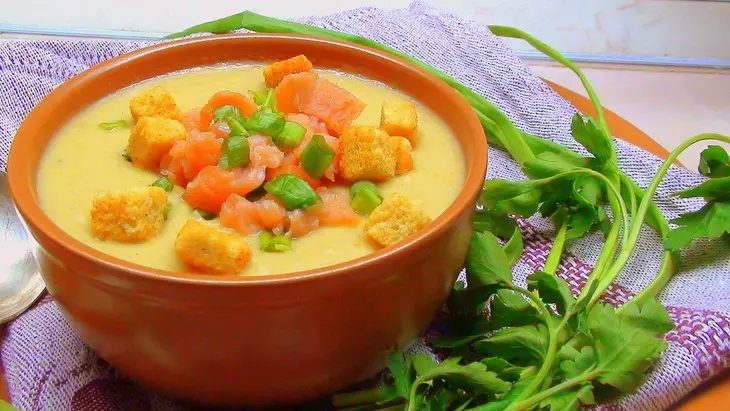 Суп пюре из чечевицы с копчёной сёмгой, зелёным луком и сухариками: шаг 5