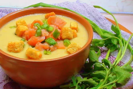 Суп пюре из чечевицы с копчёной сёмгой, зелёным луком и сухариками: шаг 5