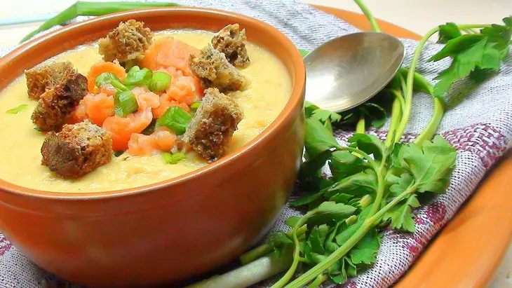 Суп пюре из чечевицы с копчёной сёмгой, зелёным луком и сухариками: шаг 6