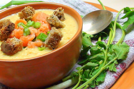 Суп пюре из чечевицы с копчёной сёмгой, зелёным луком и сухариками: шаг 6