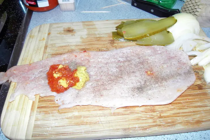 Мясные рулетики в томатном соусе с овощами: шаг 2