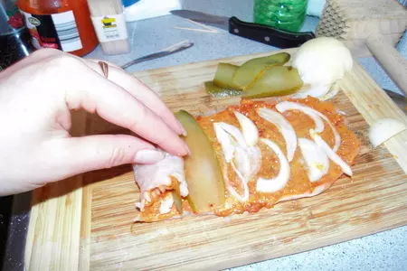 Мясные рулетики в томатном соусе с овощами: шаг 3