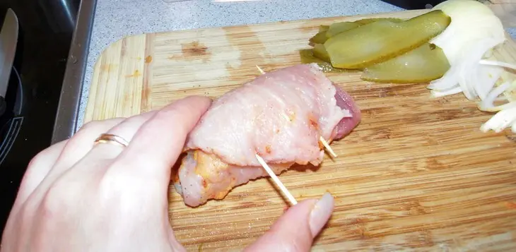 Мясные рулетики в томатном соусе с овощами: шаг 4