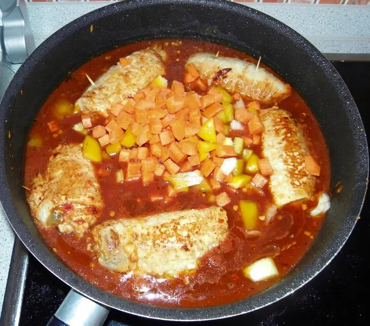 Мясные рулетики в томатном соусе с овощами: шаг 7