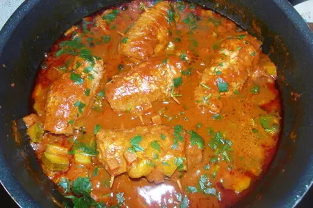 Мясные рулетики в томатном соусе с овощами: шаг 9