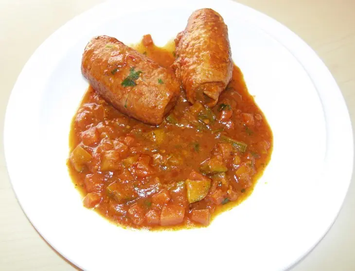 Мясные рулетики в томатном соусе с овощами: шаг 10