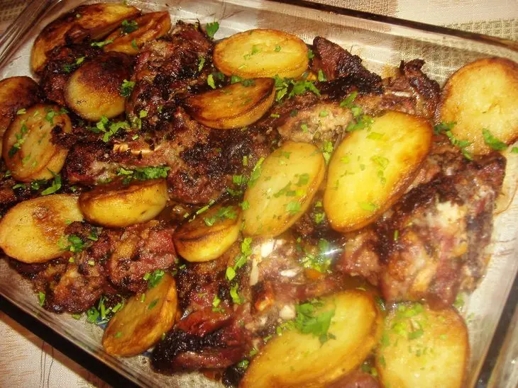 Баранина в сырной корочке с молодым картофелем: шаг 8