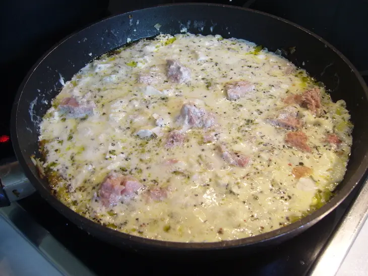 Тальятелле со шпинатом, тунцом и камамбером: шаг 2
