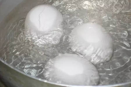 Бутерброды с яйцом на поджаренном хлебе: шаг 3