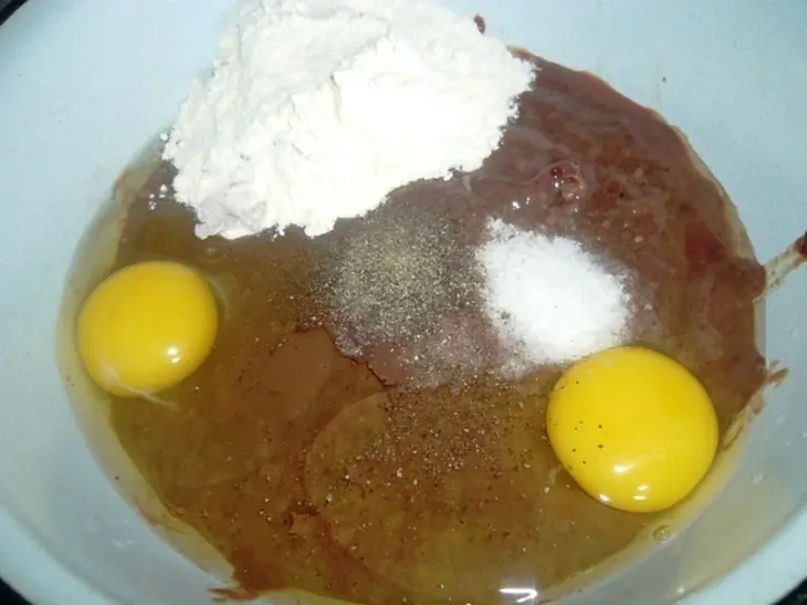 Печёночный тортик с кукурузой и зеленью: шаг 3