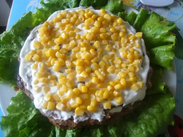 Печёночный тортик с кукурузой и зеленью: шаг 7