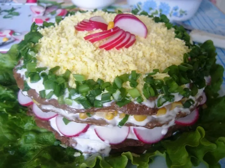Печёночный тортик с кукурузой и зеленью: шаг 8